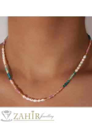 Уникално ръчно изработено колие от малки 3 мм естествени камъни в бонбонени цветове и бели речни перли, стоманени накрайници - KA1109